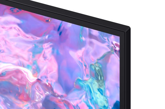 Close-up van de zwarte rand van een Samsung tv met een paars-roze abstracte afbeelding.