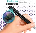 Hand die een zwarte pen met camera vasthoudt. Tekst: 'Licht en compact, Gemakkelijk overal mee naartoe nemen'.
