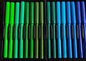 Rij groene en blauwe stiften, met diverse tinten groen en blauw.
