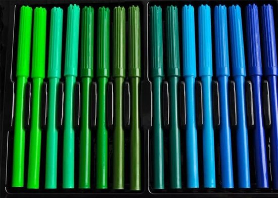 Rij groene en blauwe stiften, met diverse tinten groen en blauw.
