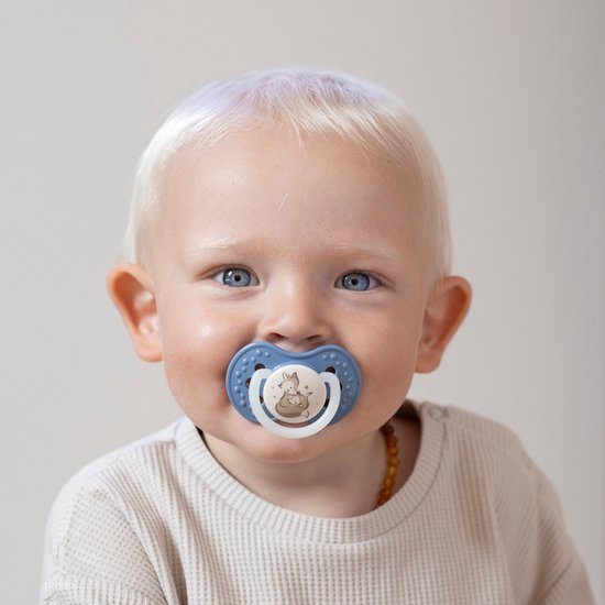 Baby met lichte huid en blonde haren met een lichtblauwe Difrax lovi fopspeen met vosje.