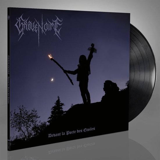 Albumhoes met de titel 'Devant la Porte des Étoiles' van GRAVE NOIR. Een figuur met fakkel staat op een heuvel onder de maan.
