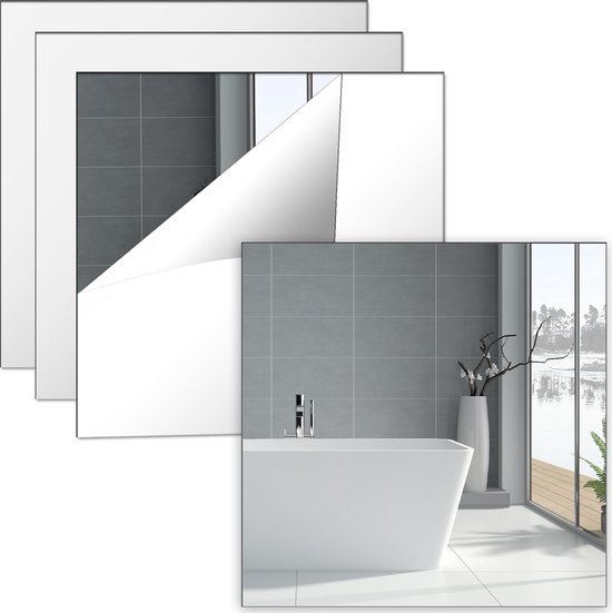 Een witte badkamer met een vrijstaande badkuip, gereflecteerd in meerdere spiegels.