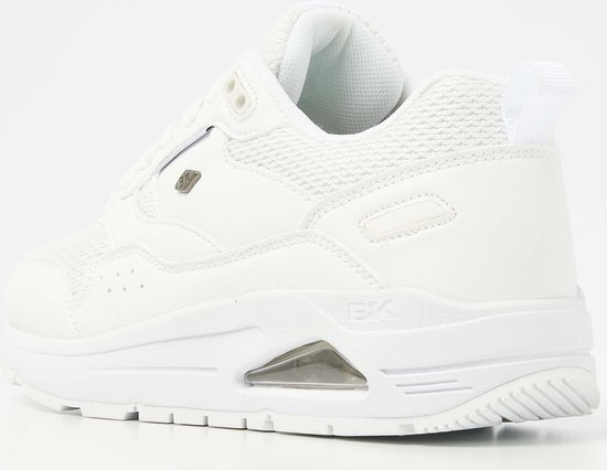 Witte lage sneaker, achteraanzicht, met mesh en leren details en doorzichtige luchtzool.