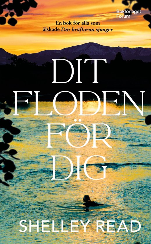 Boekomslag met gouden gloed bij zonsondergang, berglandschap en een persoon die zwemt in een rivier. "DIT FLODEN FOR DIG"