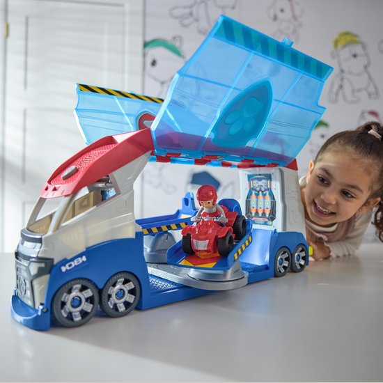 Een meisje speelt met de PAW Patrol Patroller, een blauw en rood voertuig met geopende vleugels en Ryder op een rode ATV.