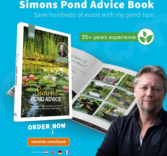 Boek 'Simons Pond Advice' met een foto van lelies. Man met boek op de voorgrond. Tekst '35+ jaar ervaring'.
