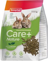 Beaphar Care+ Nature Konijn. Zak met konijnenvoer, met twee konijnen, gras en stukjes voer.