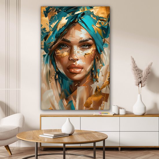 Schilderij van een vrouw met blauwe tulband, met gouden en blauwe verfstreken, hangend boven een dressoir.