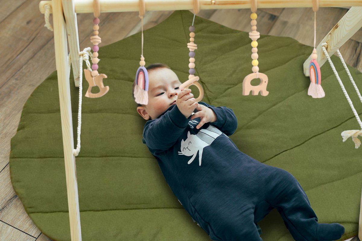 babygym hout incl. 5 speeltjes + dubbelzijdige speelmat – houten Speelboog Baby – Stevige constructie & inklapbaar — afbeelding 4