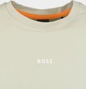 Detail van de beige T-shirt met lange mouwen, met het witte BOSS-logo op de borst en een oranje bies aan de binnenkant.