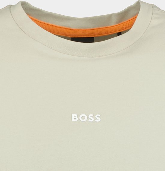 Detail van de beige T-shirt met lange mouwen, met het witte BOSS-logo op de borst en een oranje bies aan de binnenkant.