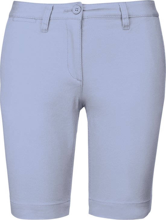 Avant d'un short chino bermuda bleu clair avec fermeture bouton et zip, deux poches latérales en biais et des passants à la ceinture.