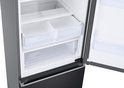 Close-up van de Optimal Fresh+ en Humidity Fresh+ lades in een zwarte Samsung koelkast.