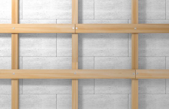 Houten lattenwerk op een witte betonnen muur.