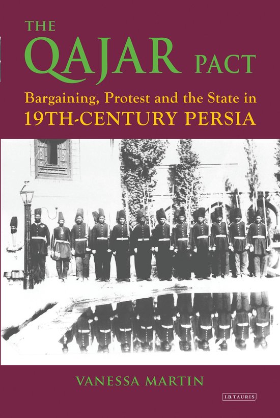 Boekomslag "The Qajar Pact" met een zwart-witfoto van soldaten in uniform voor een gebouw.
