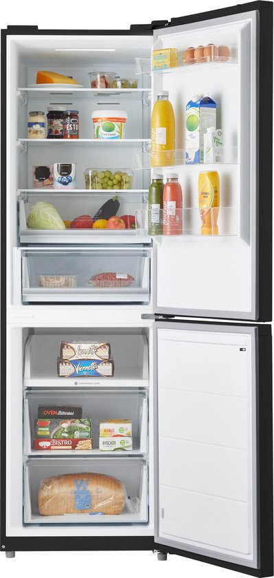 Zwarte Inventum koel-vriescombinatie met open koelgedeelte gevuld met fruit, groenten, zuivel en dranken.