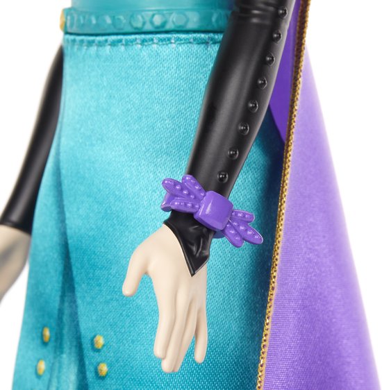 Anna pop met paarse haaraccessoire op haar pols.