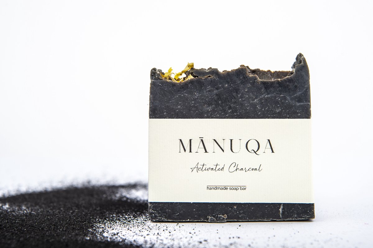 Activated Charcoal zeep bar (100 gram) - voor de vettige huid - met effectieve ingrediënten die ondersteunen bij het bestrijden en verlichten van acne/puistjes - verzorgend en beschermend