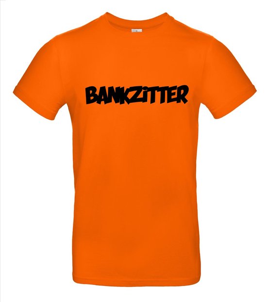 Oranje T-shirt met 'BANKZITTER' in zwarte, dikke letters op de borst.