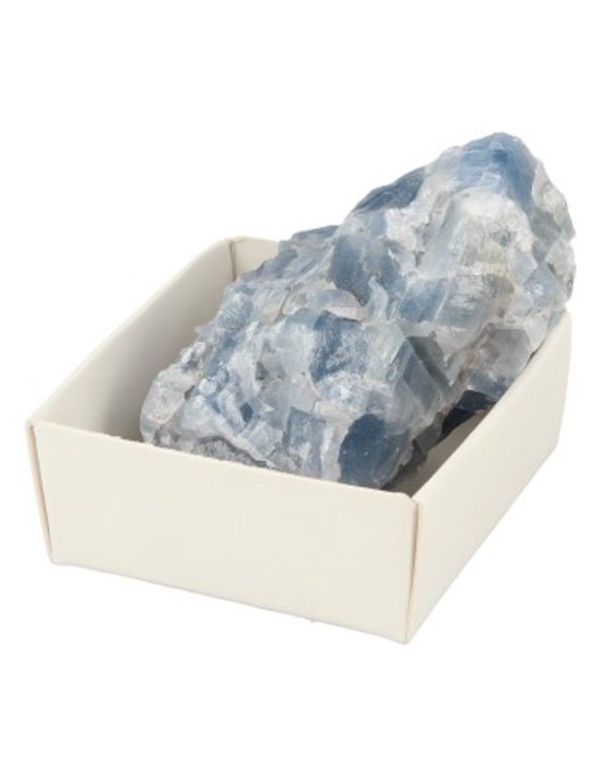 Un cristal brut de calcite bleue dans une boîte crème.