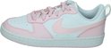 Zijaanzicht van witte Nike sneakers met roze veters en roze Nike logo.