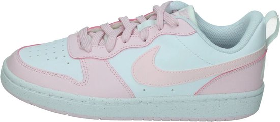 Zijaanzicht van witte Nike sneakers met roze veters en roze Nike logo.