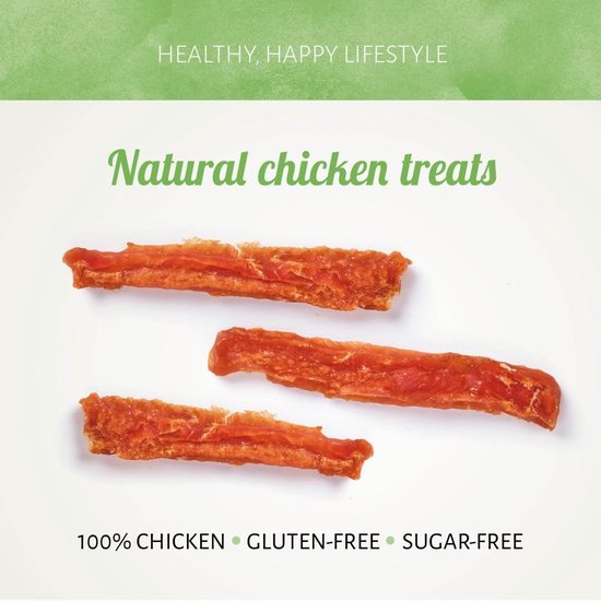 Drie oranje, gedroogde kipreepjes op een witte achtergrond. Tekst: Natural chicken treats.