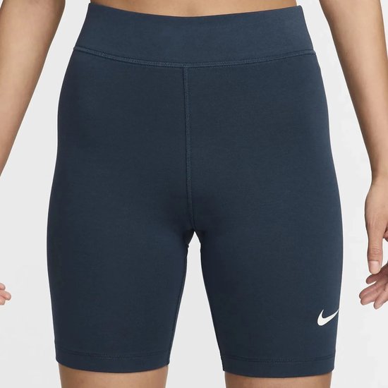 Gedetailleerde weergave van een donkerblauwe fietsbroek met een Nike-logo op de pijp.