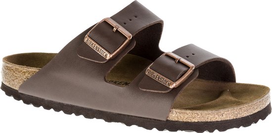Bruine Birkenstock Arizona slippers met koperkleurige gespen, kurken voetbed en 'Birkenstock' logo.