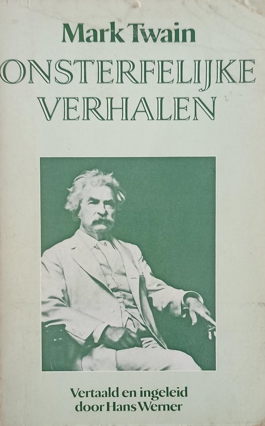Boekomslag met portret van Mark Twain in pak, zittend. Titel: Onsterfelijke verhalen.