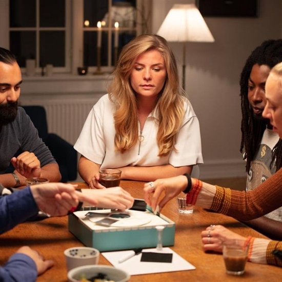 Bezzerwizzer HINT - Partyspel voor volwassenen - Uitbeelden & Raden - 15+ jaar