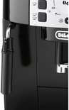 Detail van de zwarte De'Longhi volautomatische espressomachine met melkschuimer.