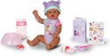 Babypop met paarse muts en rompertje, zittend met accessoires zoals een fles, po en kaartjes.