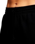 Zwarte Nike joggingbroek met trekkoord en elastische tailleband.