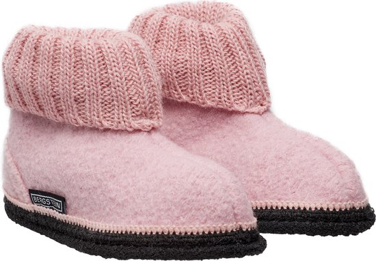 Paar roze pantoffels van Bergstein met gebreide boord en zwarte zool met roze stiksel.