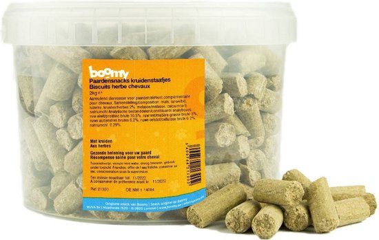 Een emmer gevuld met paardenvoer-snacks in de vorm van kruidenstaafjes.