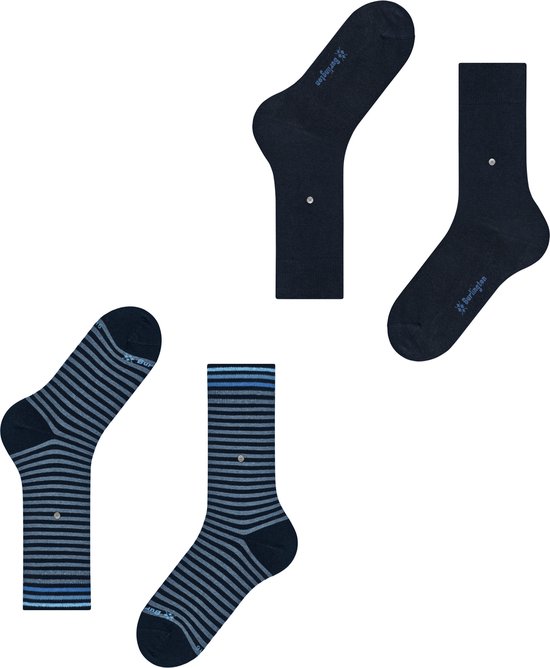 Twee paar donkerblauwe sokken. Eén paar effen donkerblauw, het andere paar heeft horizontale strepen in donkerblauw en grijsblauw.
