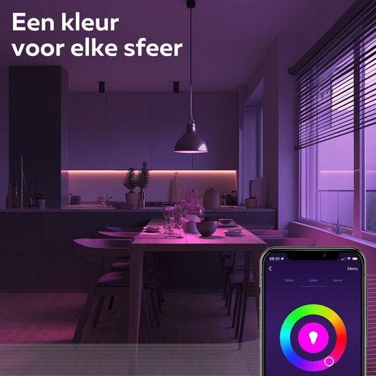 Een modern interieur met sfeervolle paarse verlichting, bediend via een app.