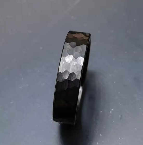 Zijkant van een zwarte ring met gehamerd patroon.