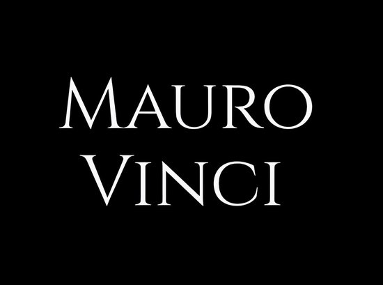 Logo "MAURO VINCI" in witte letters op zwarte achtergrond.