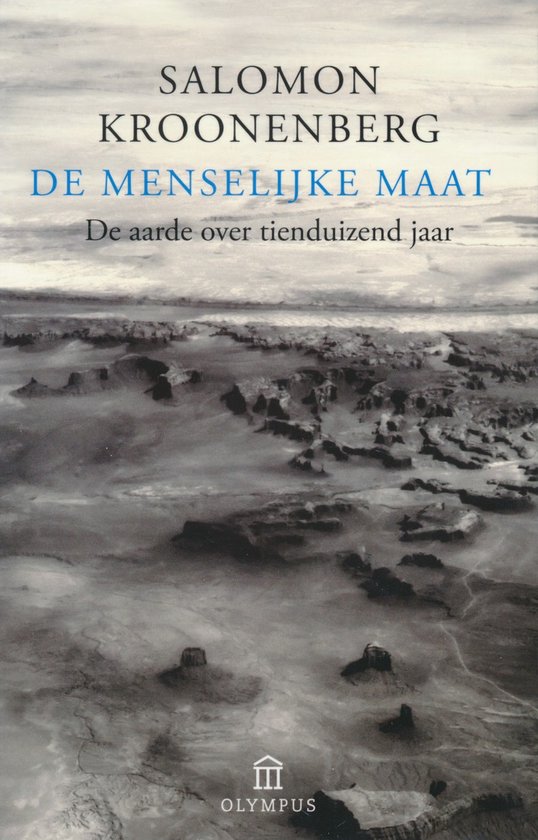 Boek "De Menselijke Maat" van Salomon Kroonenberg. De titel en ondertitel 'De aarde over tienduizend jaar' staan in blauwe en zwarte letters boven een abstract, grijs landschap.