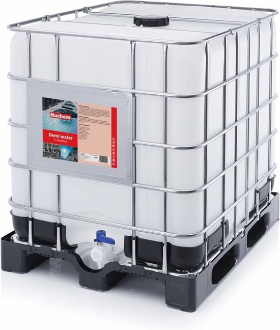 Een 1000 liter witte IBC tank met een metalen kooi, met een Hucherm label "Demi water".