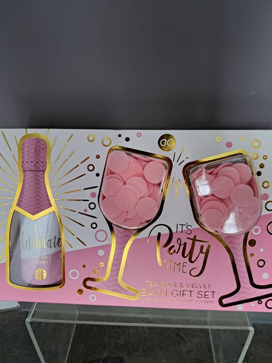 coffret cadeau anniversaire femme - joli cadeau - rose - coffret cadeau bain - gel douche