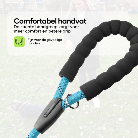 Turquoise hondenriem met zwart ruitpatroon en comfortabele zachte handgrepen. Vrouw met blonde haren houdt de riem vast. Hond en gras op de achtergrond.