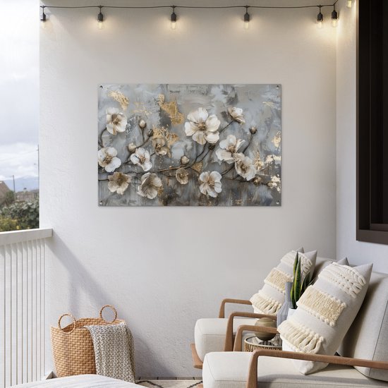Tuinposter 120x80 cm - Tuindecoratie Bloemen - Wit - Grijs - Goud - Luxe - Poster voor in de tuin - Buiten decoratie - Schutting tuinschilderij - Tuindoek muurdecoratie - Wanddecoratie balkondoek