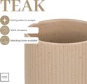 Gros plan d'une tasse en grès blanc cassé à motif côtelé et moucheté. OTIX KITCHENWARE.