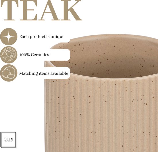 Gros plan d'une tasse en grès blanc cassé à motif côtelé et moucheté. OTIX KITCHENWARE.