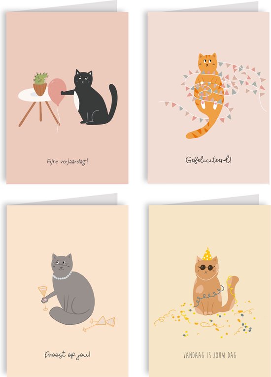 Set van vier verjaardagskaarten met kattenillustraties: zwarte kat bij ballonnen, oranje kat met slingers, grijze kat met champagne, oranje kat met feestmuts.