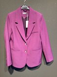 Paarse Geisha blazer hangend aan een kapstok, met label eraan.